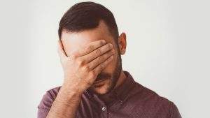一名職場專業人士在沉思中尋找靈感，象徵在現代高壓節奏下，人類對於找回專注力與心智平衡的內在渴望。
